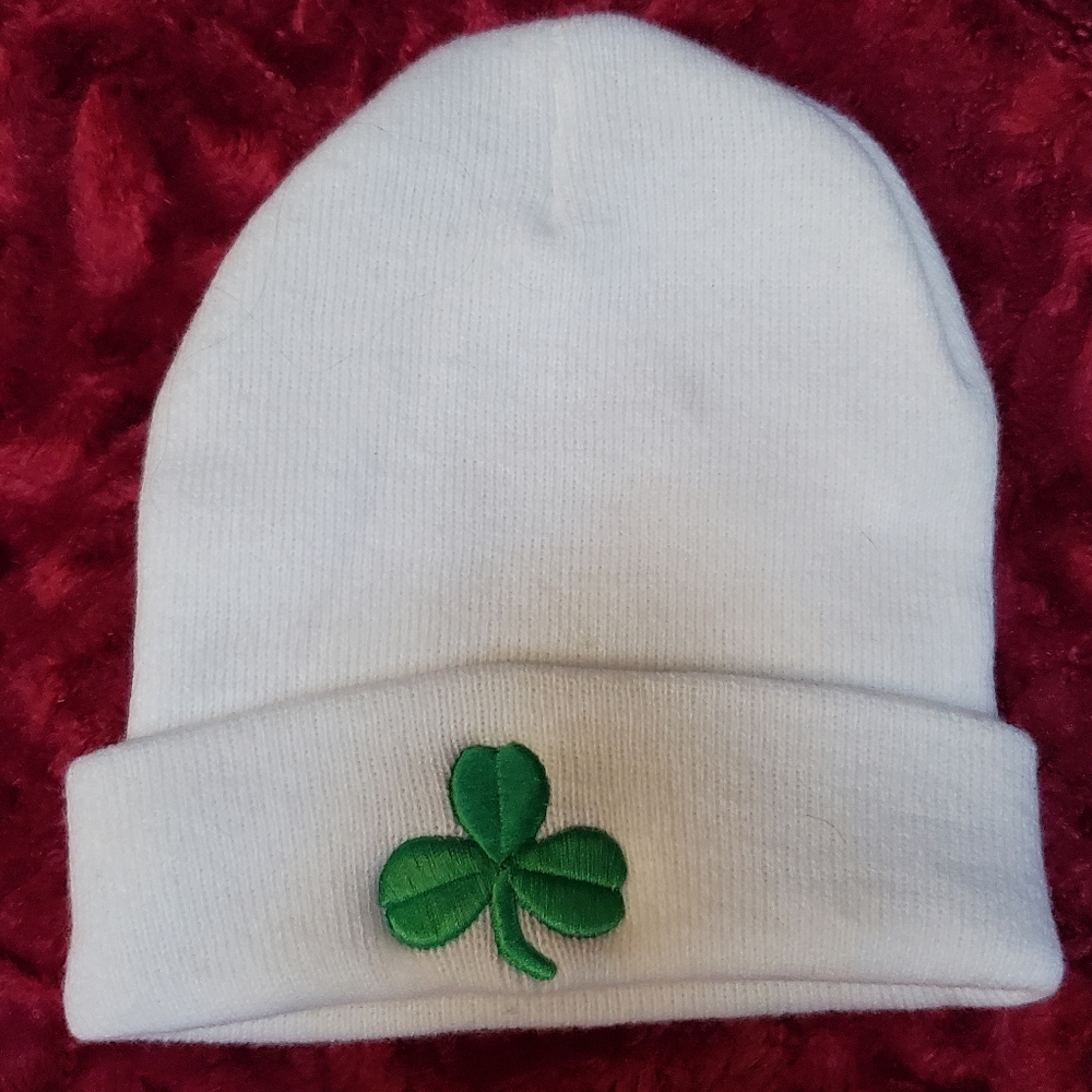 WHITE KNIT HAT WITH GREEN SHAMROCK 🍀 ON IT! #CELTICS - Picture 1 of 7